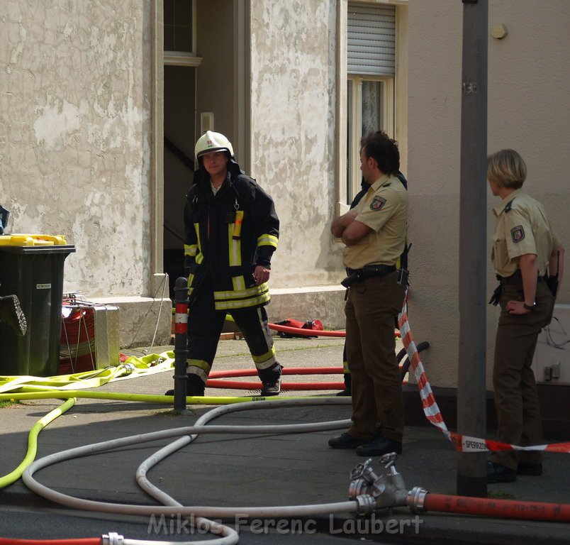 Kellerbrand mit Menschenrettung Koeln Brueck Hovenstr Olpenerstr P114.JPG